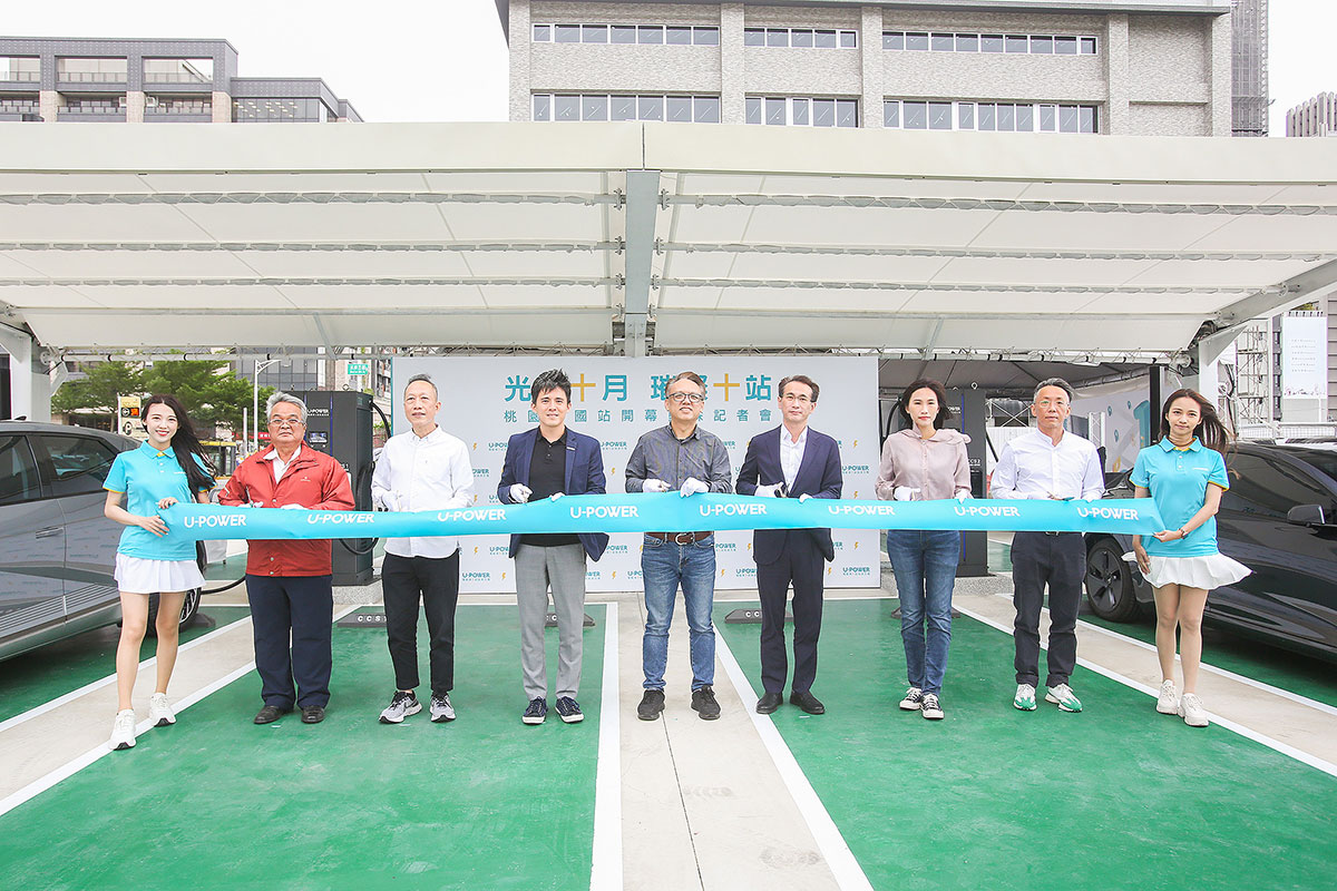 對於推動低碳運輸相當重視的立法委員鄭運鵬，也樂見大桃園地區能領先發展電動車超高速充電站，亦親自蒞臨剪綵。