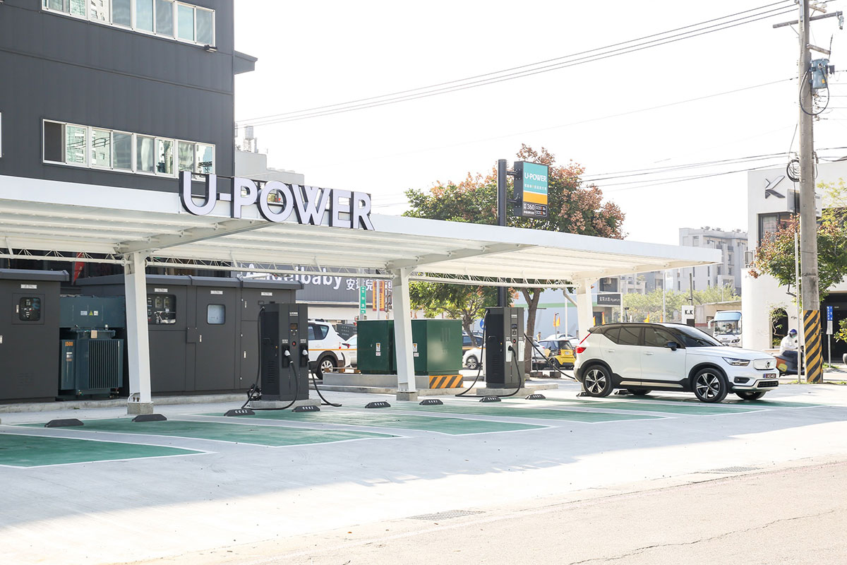 U-POWER 站點皆為大型化、專用場域、超高功率、美型雨遮及超大車格的貼心配套，已擄獲電動車車主的好評